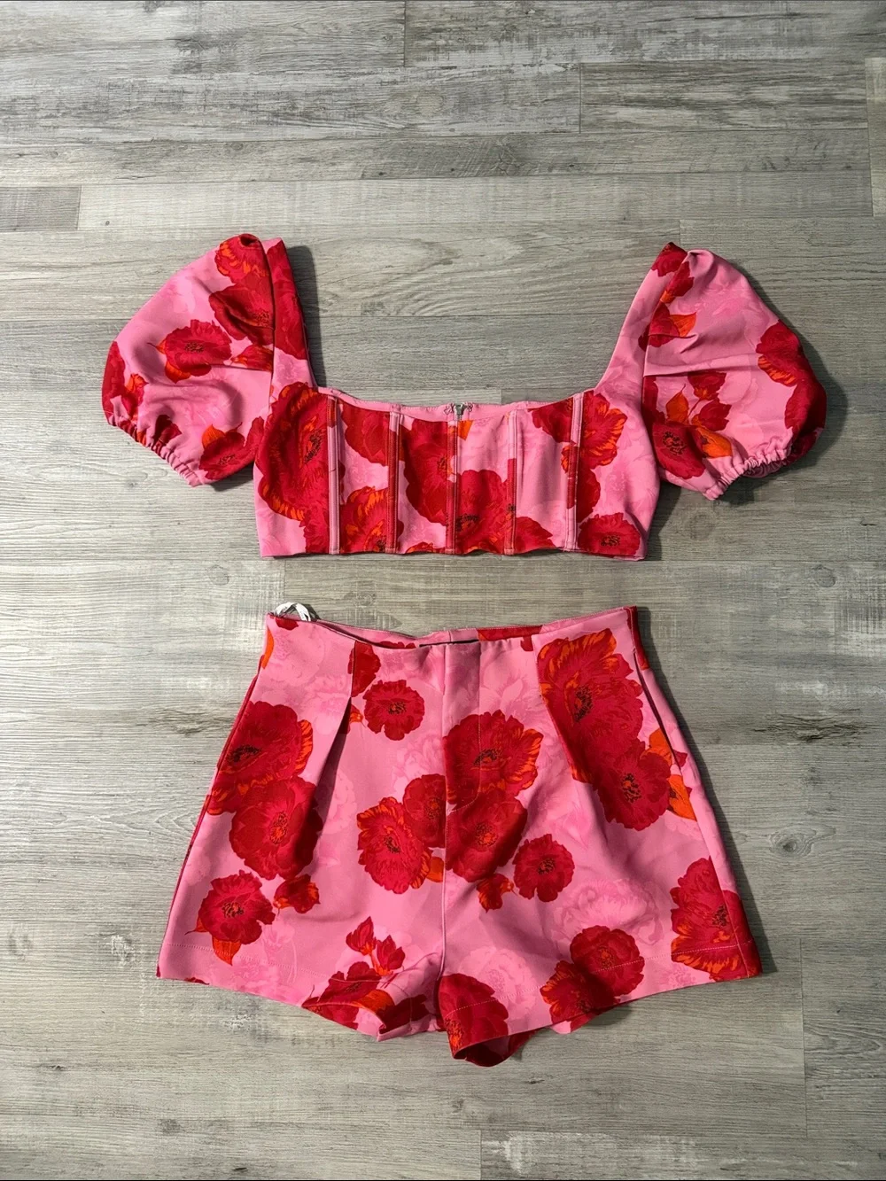 Women’s White Fox Boutique matching set- cropped shirt and short set 🩷